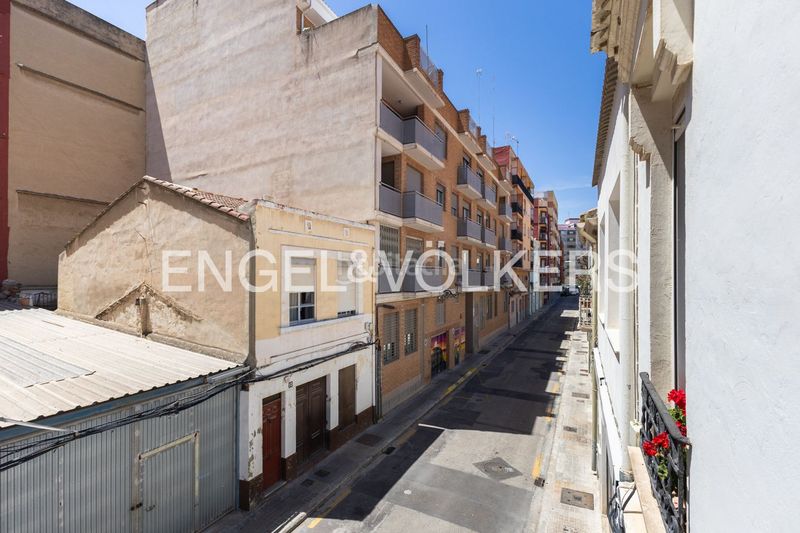 Foto 9127a6e6-c2e4-4f0f-ad03-b2fe0c9966d6. Casa adossada amb calefacció a En Corts - Doctor Waksman Valencia