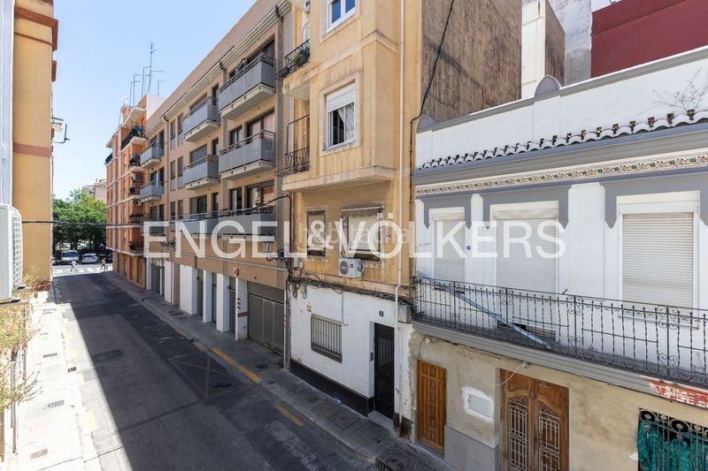 Foto 947edcdc-ef83-4a98-8b60-321345fd5435. Casa adossada amb calefacció a En Corts - Doctor Waksman Valencia