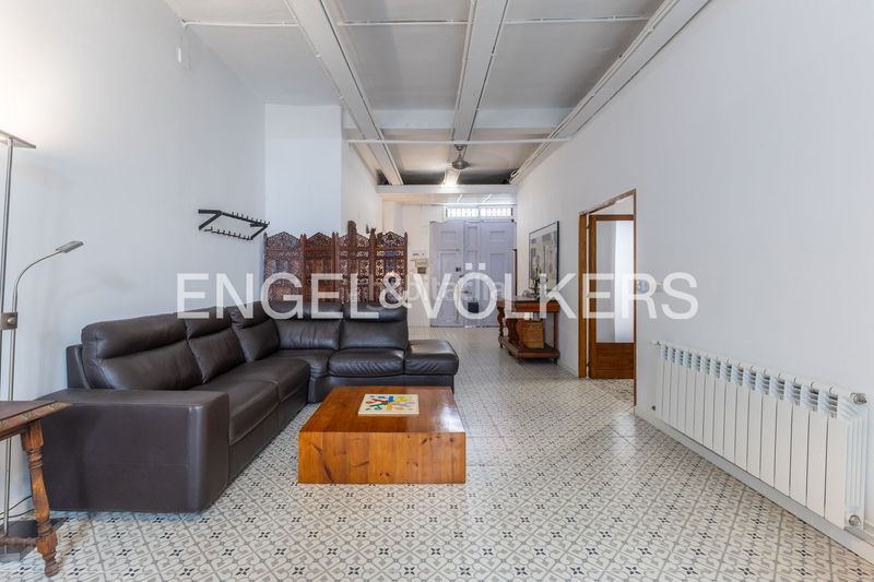 Foto a20c7cab-9611-48c7-a9d3-ac9ffdea2e03. Casa adossada amb calefacció a En Corts - Doctor Waksman Valencia