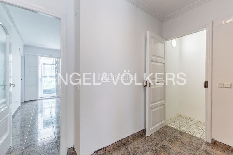 Foto c8bb8dc1-c710-41f5-a8d9-1f94f90b7ae1. Casa adossada amb calefacció a En Corts - Doctor Waksman Valencia