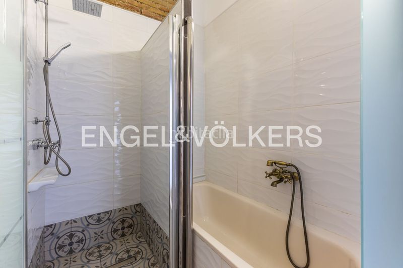 Foto cb36fe38-aeda-459c-b978-34f36ebcf00f. Casa adossada amb calefacció a En Corts - Doctor Waksman Valencia