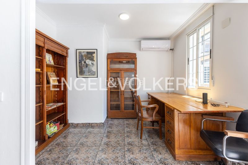 Foto cbac16d3-04e0-463a-b28b-88d8624c71f9. Casa adossada amb calefacció a En Corts - Doctor Waksman Valencia