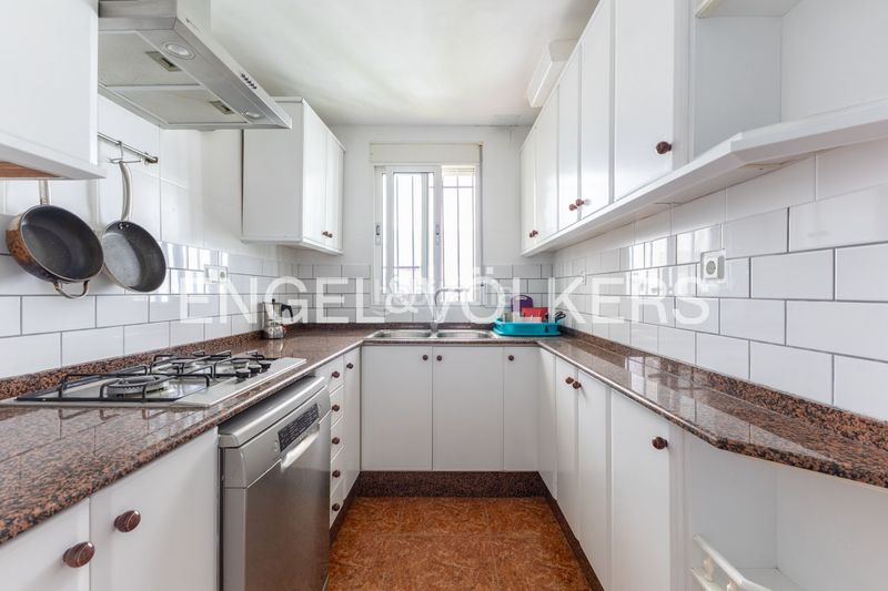 Foto dcec9dc7-d143-4f81-9731-1a6666cc0bcf. Casa adossada amb calefacció a En Corts - Doctor Waksman Valencia