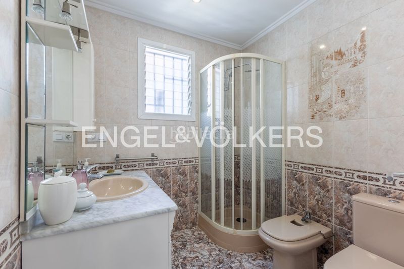 Foto eb118cfb-c064-4203-8e40-0a16f0c7f51a. Casa adossada amb calefacció a En Corts - Doctor Waksman Valencia