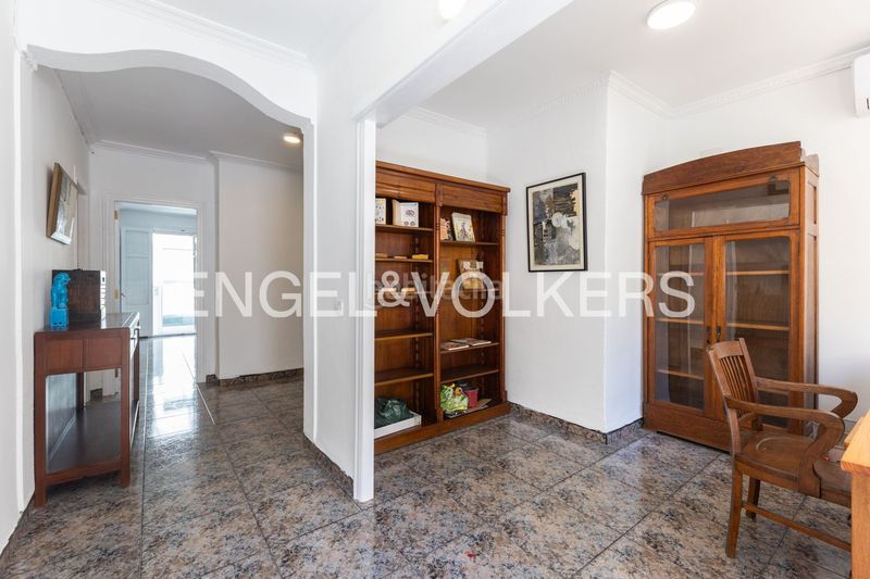 Foto f41a098c-b542-43c3-a8cc-96442243f7d3. Casa adossada amb calefacció a En Corts - Doctor Waksman Valencia