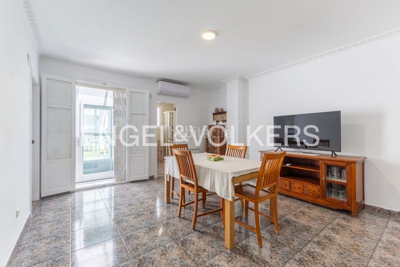 Foto f854862d-fa6f-41e5-b060-301071982d72. Casa adossada amb calefacció a En Corts - Doctor Waksman Valencia