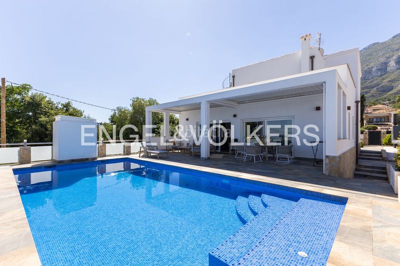 Foto aa950bfa-6d75-4a05-9ffc-7b674bc55e42. Casa amb calefacció aparcament piscina a El Montgó Dénia