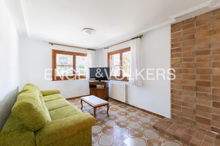 Rent House  Carrer escorpí. Vivienda con encanto de 3 dormitorios, jardín y zona exterior en