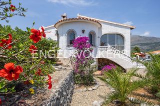 Maison à Orba. Encantadora villa con jardín de ensueño, zona de invitados y vis