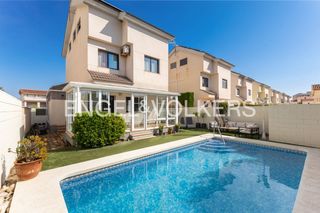 Lloguer Casa  Carrer la sénia. Descubra una villa exclusiva con piscina privada en daimús, cost