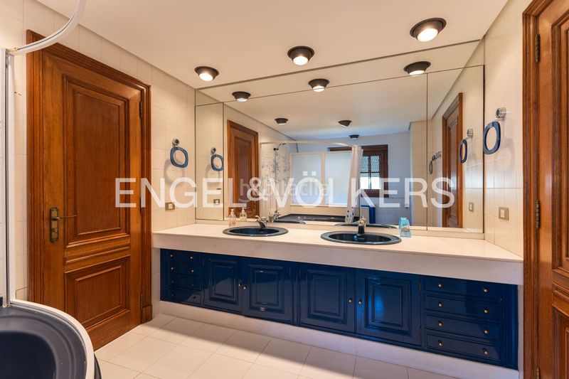Foto a7e4dcfe-4ab8-4624-92f0-e1c657601bae. Casa amb calefacció aparcament piscina a Casas Verdes Paterna