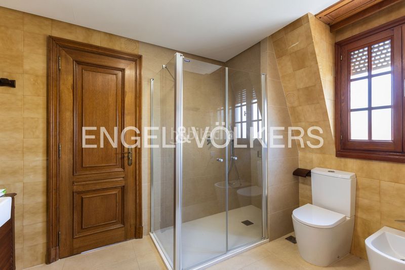 Foto dd876f8e-6f6f-4e70-ad97-c47dedb080b7. Casa amb calefacció aparcament piscina a Casas Verdes Paterna