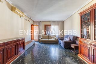 Pis a El Pilar. Gran vivienda con balcón y parking