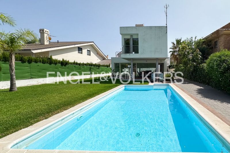 Foto 687cbf50-9eb9-4b85-a1e4-e5b0cc6ed7eb. Alquiler casa excepcional residencia de lujo con piscina privada en Sagunt