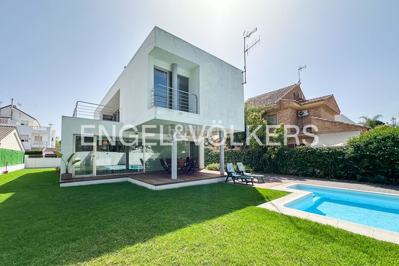 Foto dfe73c0e-cbb2-4b48-bf6c-fb44fee2f979. Alquiler casa excepcional residencia de lujo con piscina privada en Sagunt