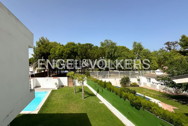 Foto f77618bb-05e0-4f63-afc1-822658f5c7d3. Alquiler casa excepcional residencia de lujo con piscina privada en Sagunt