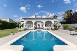 Affitto Casa in Olocau. Exclusiva villa con amplia parcela  y piscina