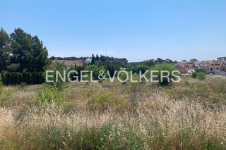Wohngrundstück in Requena. Parcela rústica cerca del casco urbano, inversión a futuro.