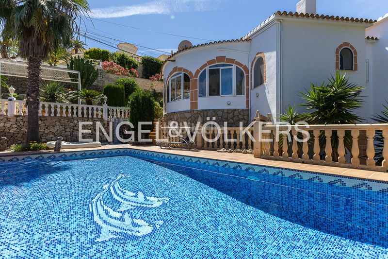 Foto 735db838-64e5-46ba-9afe-28eb7acd339c. Casa amb calefacció aparcament piscina a El Montgó Dénia