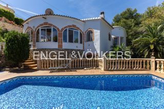 Haus in El Montgó. Casa unifamiliar con sol de invierno y piscina en denia