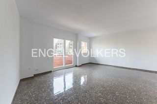 Rent Flat in La Petxina. Amplio piso sin amueblar en la petxina