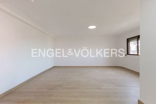 Miete Etagenwohnung in Mestalla. Amplio piso con parking en mestalla