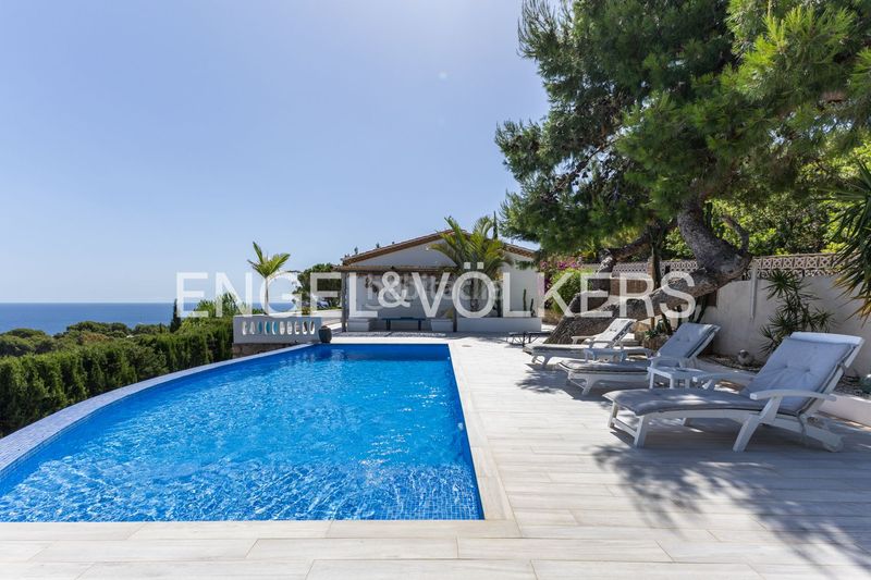 Foto a0987f3f-57a0-464f-a3e0-1fd1e7dbc9e1. Casa amb calefacció aparcament piscina a Las Rotas / Les Rotes Dénia