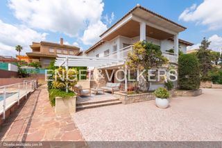 Casa a Zona Avenida Alta - Auditorio. Descubra una exclusiva villa en el vedat, torrent 465 m con 6 do