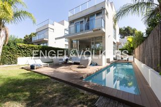 Haus in Godella. Elegante unifamiliar en urbanización cerrada en campolivar
