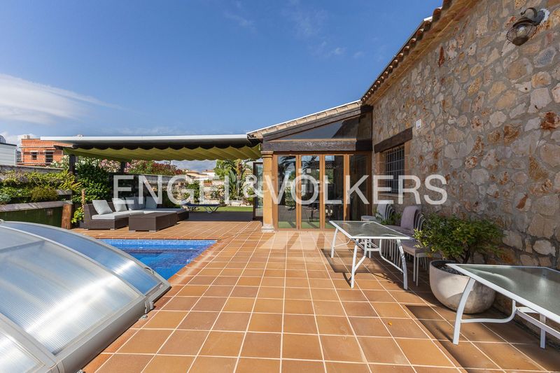 Foto 46fc84b5-0e8c-436d-a365-b4b94092472b. Casa con riscaldamento parcheggio piscina in Poblets (els)