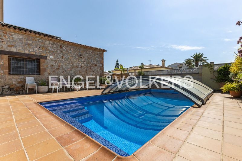 Foto c8fe3bf7-6e9d-4b9d-bc00-9dd55aa8fd82. Casa con riscaldamento parcheggio piscina in Poblets (els)