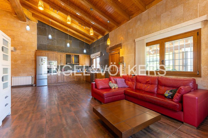 Foto f88bab40-53ec-45d2-b0fe-b94a16e372d7. Casa con riscaldamento parcheggio piscina in Poblets (els)