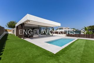 House in Nueva Santa Barbara - Cruz de Gracia. Villa de autor diseñada por antonio altarriba