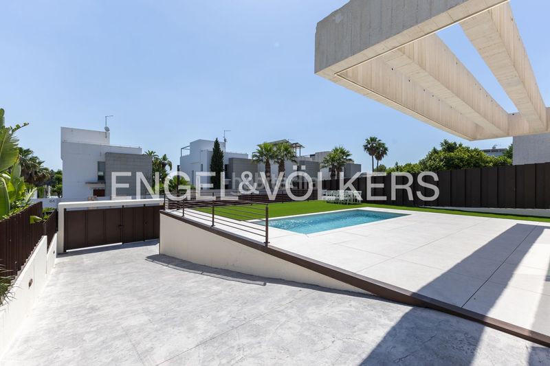Foto 3cb12d9e-12e6-4fd3-9c69-6c9c1cd322fa. Casa amb calefacció aparcament piscina a Nueva Santa Barbara - Cruz de Gracia Godella