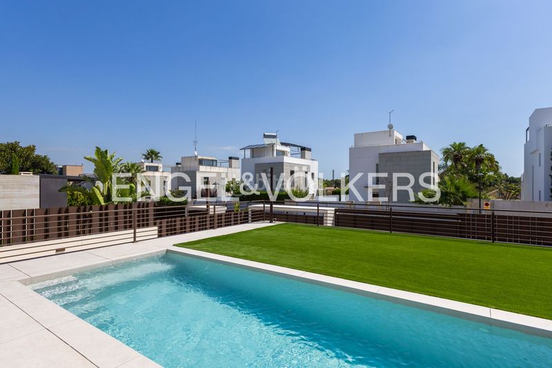 Foto f4209770-e457-405e-8a4b-60f8f538112e. Casa amb calefacció aparcament piscina a Nueva Santa Barbara - Cruz de Gracia Godella
