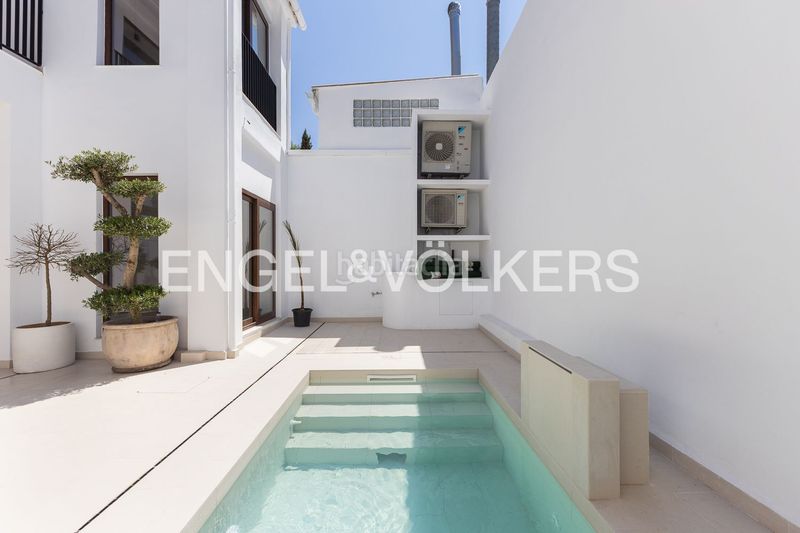 Foto 49c4edbd-0e25-42ce-80ad-002b3ab8798e. Casa amb calefacció piscina a En Corts - Doctor Waksman Valencia