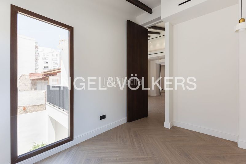 Foto 77b21aff-e2c2-4b90-aec6-5ce91276c681. Casa amb calefacció piscina a En Corts - Doctor Waksman Valencia