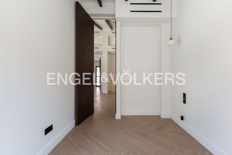 Foto c2da50bd-b255-4cf8-bba7-982941126f15. Casa amb calefacció piscina a En Corts - Doctor Waksman Valencia