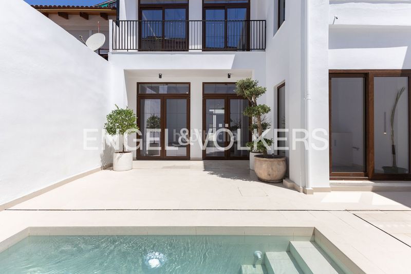 Foto c4f83803-a0dd-41bc-a10e-927c73064750. Casa amb calefacció piscina a En Corts - Doctor Waksman Valencia