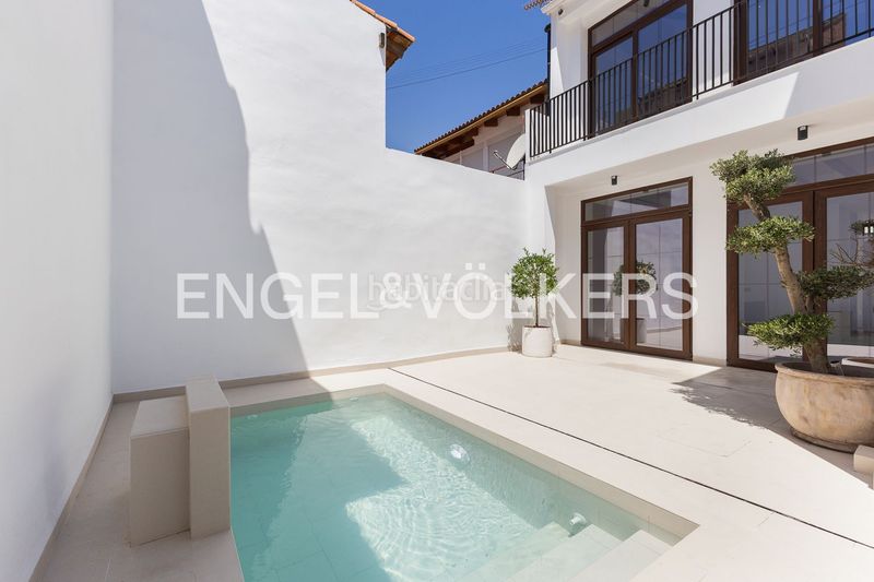 Foto cd71b3ff-bbaf-4b59-a4ea-ddec99235f8e. Casa amb calefacció piscina a En Corts - Doctor Waksman Valencia