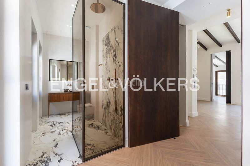 Foto db890186-9711-49ee-b6b7-19e896c4d1f9. Casa amb calefacció piscina a En Corts - Doctor Waksman Valencia