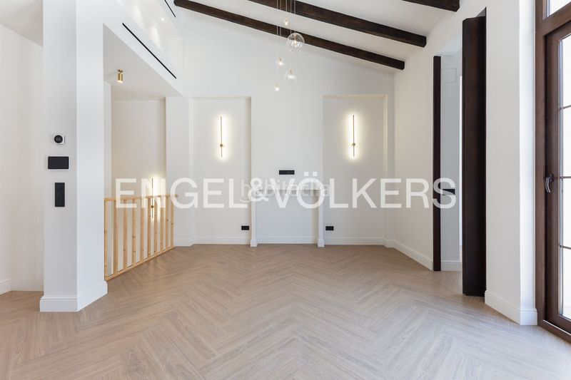 Foto e2e05907-79d9-463f-b571-ce10aeb5ae71. Casa amb calefacció piscina a En Corts - Doctor Waksman Valencia