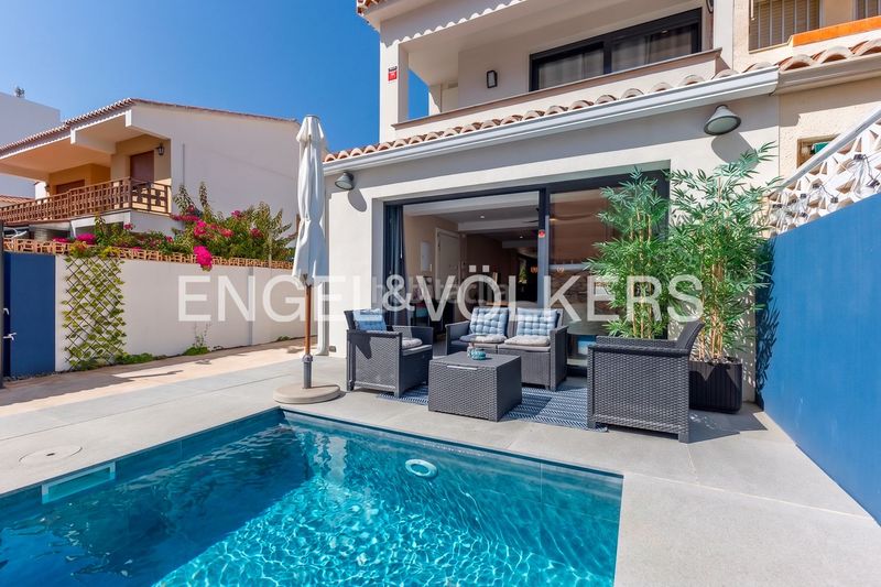 Foto 44ee5422-d906-4856-8239-0163a697e650. Casa adossada amb calefacció aparcament piscina a Gandia