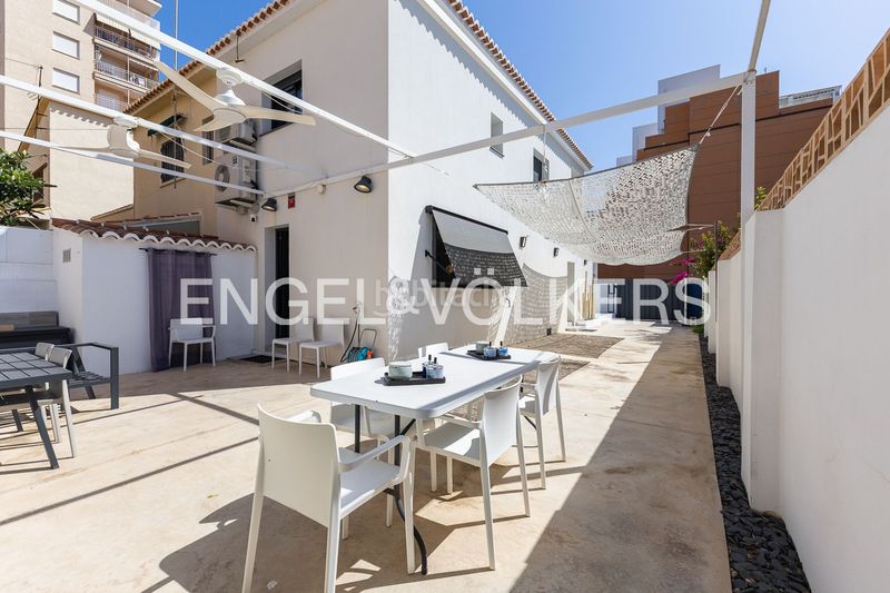 Foto c0a1bb83-ffc1-4145-ade1-3b6c110c6010. Casa adossada amb calefacció aparcament piscina a Gandia