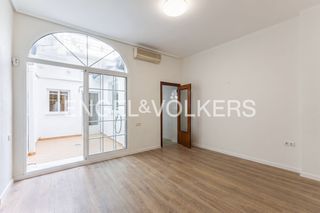 Rent House in Centro Ciudad. Planta baja con terraza interior en paterna