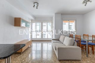 Miete Etagenwohnung  Carrer de l'arquitecte alfaro. Luminosa vivienda con garaje y trastero, lista para entrar a viv
