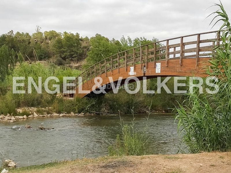 Foto b7508d71-e311-4f03-95e6-92080e8978a9. Aparcament cotxe a Parque de la Bombilla Llíria