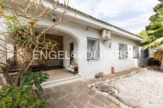 Casa in Godelleta. Sostenibilidad y serenidad un refugio mediterráneo en zona verde