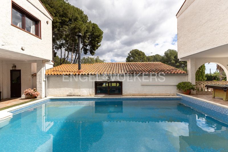 Foto 4a24abc4-0204-4753-8a94-77d52fed053a. Casa amb calefacció aparcament piscina a Los Pinares-La Masia Bétera