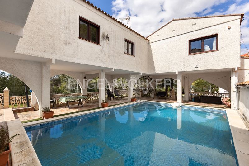 Foto 6e8839a3-46c5-4a40-b6b6-04eb548afc6c. Casa amb calefacció aparcament piscina a Los Pinares-La Masia Bétera